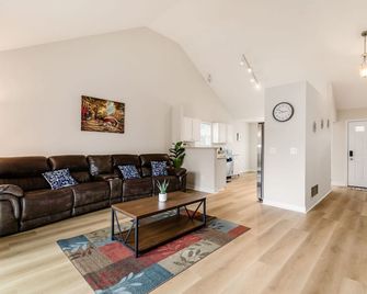 Minutes to Polaris Mall, New Stainless Steel Appliances + Flooring, Spacious 3bd - Lewis Center - Sala de estar