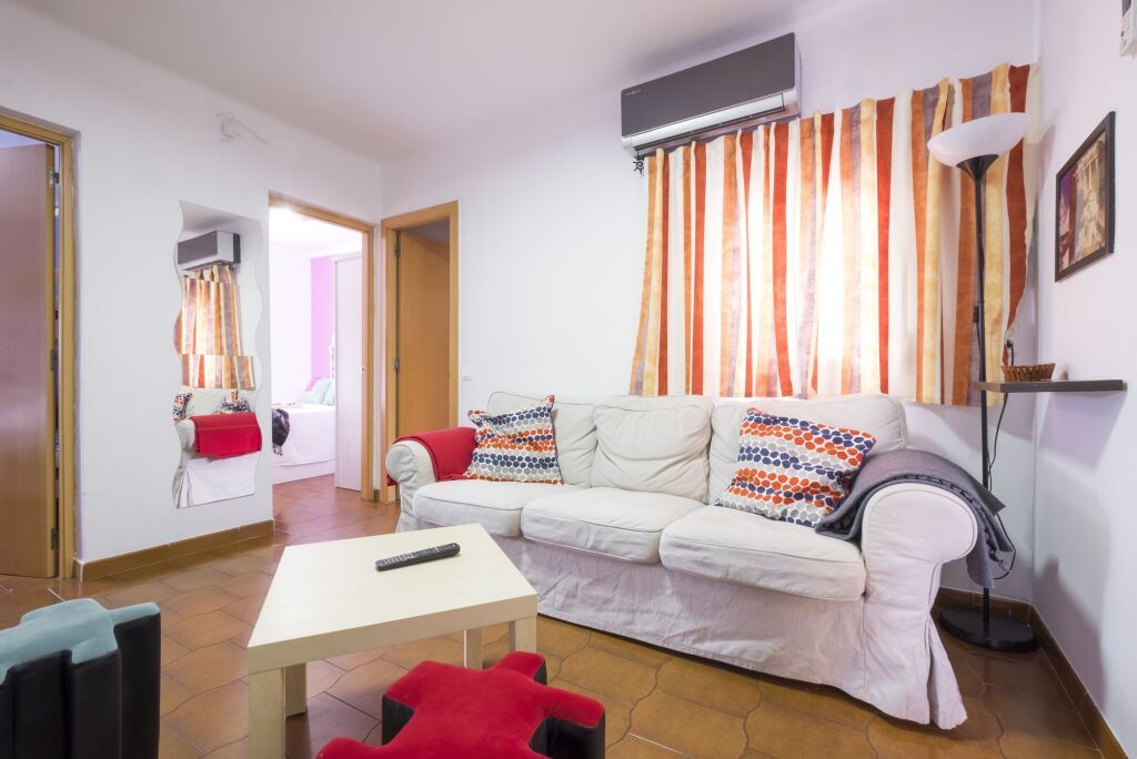 أتيكو كون تيراثا إي بارباكوا، خونتو لينيا نترو دي بي سي إن - برشلونة - غرفة معيشة