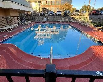 Homegate Studios & Suites San Antonio Fiesta Park - San Antonio - Pool