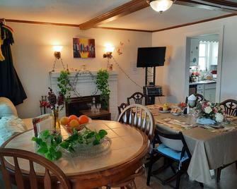 Room With Fantastic Front Ocean And Beach View! House Right Across The Ocean! - Revere - Dining room