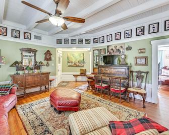 Eclectic Wildomar Home 6 Mi to Santa Rosa Plateau - Wildomar - Living room