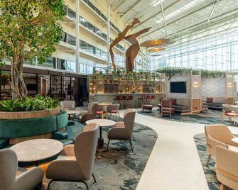 Hilton London Heathrow Airport - London - Bar