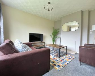 6 Person Spacious Home with Garden - Barnsley - Salon