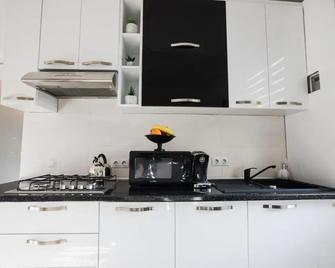 White Spacious Apartment - Sibiu - Kitchen