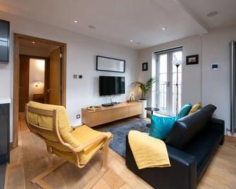 Central Two Bedroom Apartments St Albans By Central Stays Short Lets & Serviced Accommodation With Free Parking - St. Albans - Living room