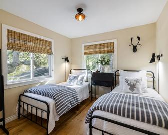The Bs Hive Cottage - Newbury Park - Bedroom