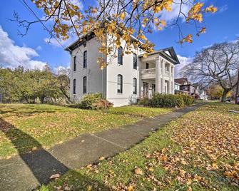 Historic Family Home 2 Mi to Lake Erie and Zoo! - Erie - Building