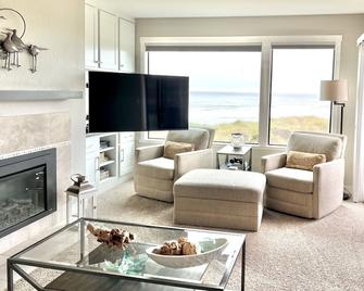 Shorebirds Getaway: Remodeled 2023: Oceanview 2nd Floor! - Watsonville - Living room