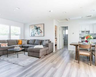 Urban Comfort Back House: w/ Stylish 2-Bedroom, 2-Bath Oasis with High-Speed Connectivity and Secure Parking. - Alhambra - Living room