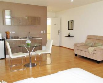 5 Cedarcats Short Stay Apartments - San Pedro - Comedor