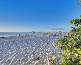 Sleek Coastal Abode 1 Block to Naples Beach! - Naples - Strand