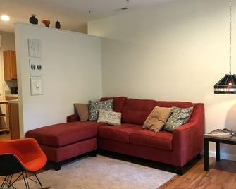 Classy-artsy glass artist studio apartment - Marshall - Sala de estar