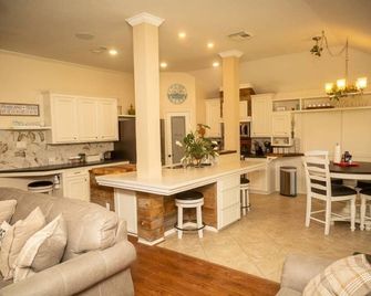 gooPalace : 3br/2ba - nice to work, play & relax - Pearland - Living room