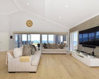 Ocean Oasis home @ the beach with views and pool - Yanchep - Living room