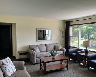 All Star Inn & Suites - Wisconsin Dells - Living room
