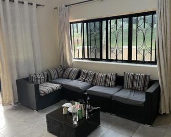 Beautiful 1-Bed Apartment in Gulu - Gulu - Living room