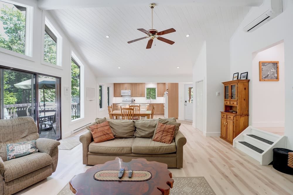 Serenity Now! Beautiful Drag Lake. Beach, dock, hot tub and fire pit. Flat lot. - هاليبرتون - غرفة معيشة