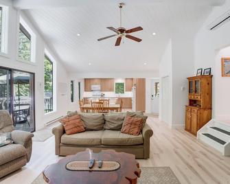 Serenity Now!\nBeautiful Drag Lake. Beach, dock, hot tub and fire pit. Flat lot. - Haliburton - Living room