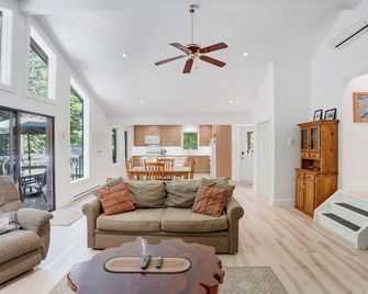 Serenity Now! Beautiful Drag Lake. Beach, dock, hot tub and fire pit. Flat lot. - هاليبرتون - غرفة معيشة