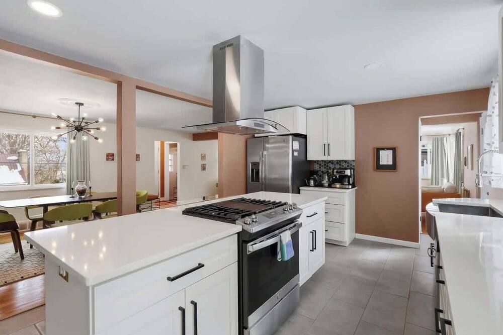 Luxury Retreat-King Bed-Finished Basement-Backyard - Crafton - Küche