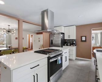 Luxury Retreat-King Bed-Finished Basement-Backyard - 크래프턴 - 주방
