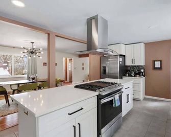 Luxury Retreat-King Bed-Finished Basement-Backyard - Crafton - Küche