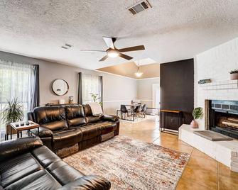 Country Village Condo - Humble - Living room