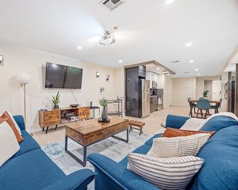 Crown Heights 6BD Haven w/Arcade Games for 16 - Brooklyn - Living room