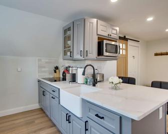 Cozy Falmouth Studio ~ 2 Mi to Beach & Dining - Falmouth - Küche