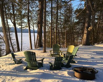 Lake Champlain Tiny House on Wooded Property with Private Beach/Lake Access - Vergennes - Patio