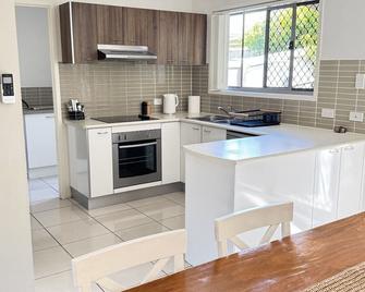Serenity Stay Brisbane - North Lakes - Kitchen
