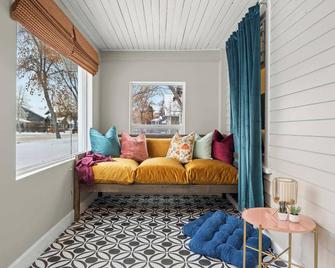 That 70's Show | 2 Bed Retro Getaway | Bbq & More! - Drumheller - Living room