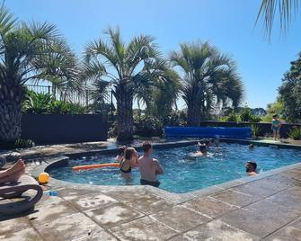 Rosandra Retreat 2 - Luxury home away from home - New Plymouth - Piscine