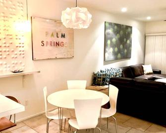 Oasis Resort Remodeled Condo Has 2 King Suites, Pools, Tennis, Pickleball & More - Palm Springs - Sala pranzo