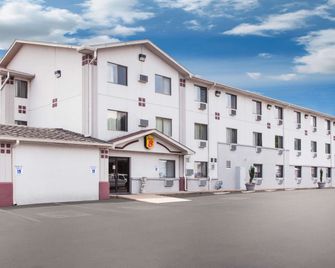 Super 8 by Wyndham Hot Springs - Hot Springs - Building