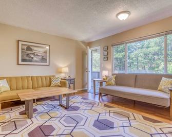 Bright, Open Creekside Oceanview Condo is Steps from Beach, Dining, Golf! - Neskowin - Living room