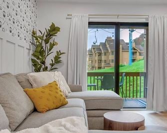 Renovated Ski in Out Condo King Bed Pati - Ellicottville - Living room