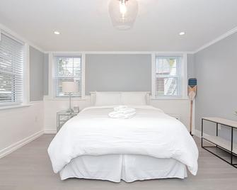 Seawolf Downtown Mystic 2br Lux Weekend Getaway - Mystic - Bedroom