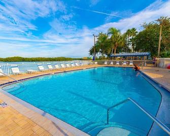 Beach happy Geataway! - Ruskin - Pool