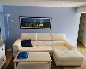 Quiet, 30 meters from a beautiful beach in Kersaint - Landunvez - Sala de estar