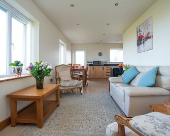 Finest Retreats - Sea Views Cottage - Prestatyn - Living room