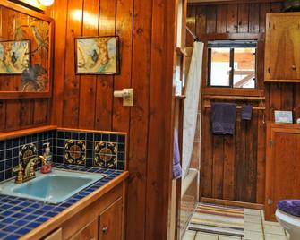Heart and Wings Retreat Center - Silver City - Bathroom