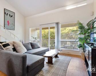 Waterfront Loft w Park View with Pool and Dock Access - أوستن