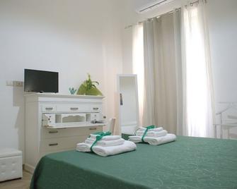 B&B Portosalvo - Santa Teresa di Riva - Schlafzimmer