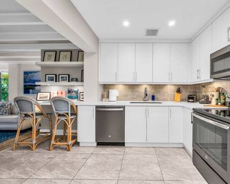 Coastal Chic Boho Surf Hideaway Wpool in Wpb - West Palm Beach - Cocina