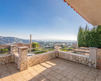 Spectacular detached vacation home in modern style with 3 floors and excellent views. - Sant Cebrià de Vallalta - Varanda