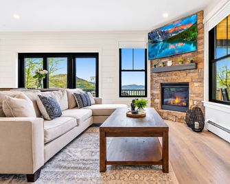 Luxury Ski Chalet · Hot Tub + Sauna + Game Room - Bethel - Living room