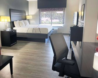 La Quinta Inn & Suites by Wyndham Tulsa Midtown - Tulsa - Sovrum
