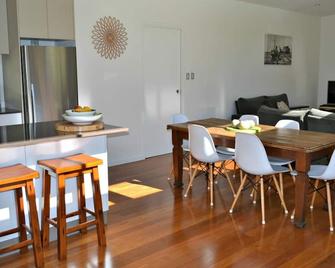 Escape the world, relax and unwind at The Lily Pad at Byron. Ideal for couples. - Skinners Shoot - Dining room
