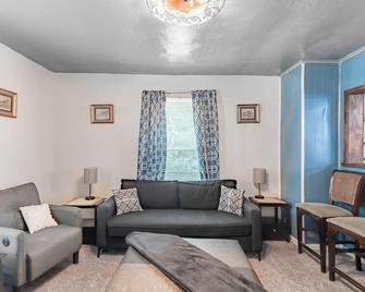 Family-Friendly 2br Cottage Near Creve Coeur Lake - Maryland Heights - Living room